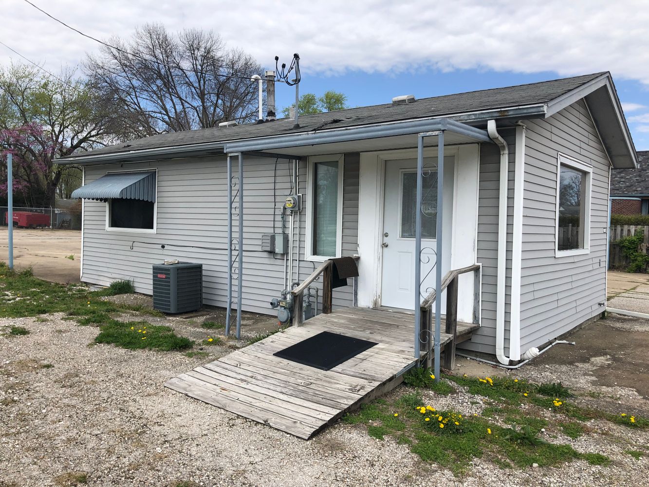 907 S Main St, Jacksonville, IL 62650